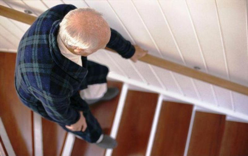 pessoa idosa desce escadas