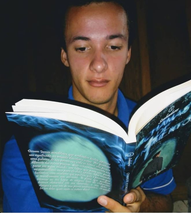 Autor Ronaldo, lendo sua obra
