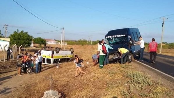 Colisão entre vans é registrada em Tabuleiro do Norte-CE