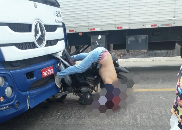 Caminhão bate em moto e uma pessoa morre em Russas