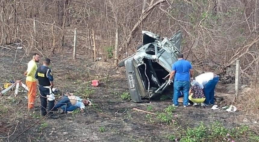 Veículo de Limoeiro capota, um morre e outra pessoa sai ferido