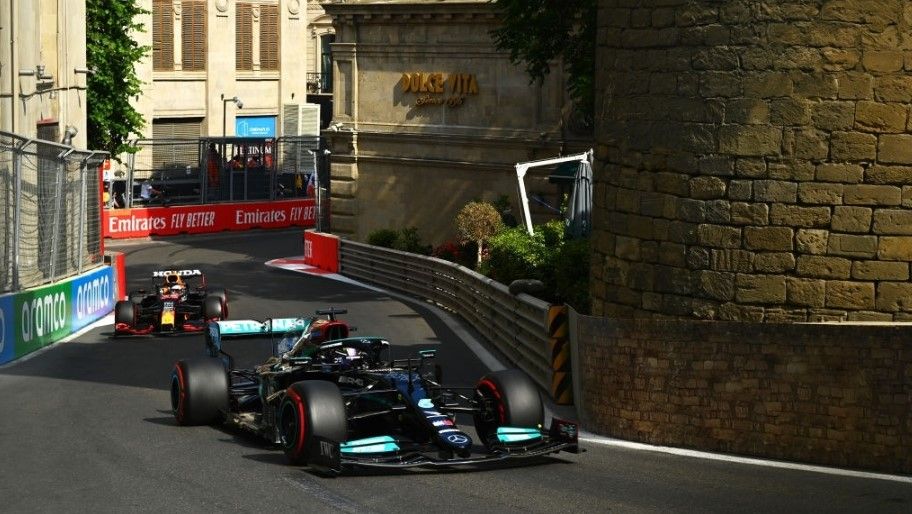 Lewis Hamilton e Max Verstappen protagonizaram uma briga pela liderança no começo da corrida – Foto: Dan Mullan/Formula 1 via Getty Images
