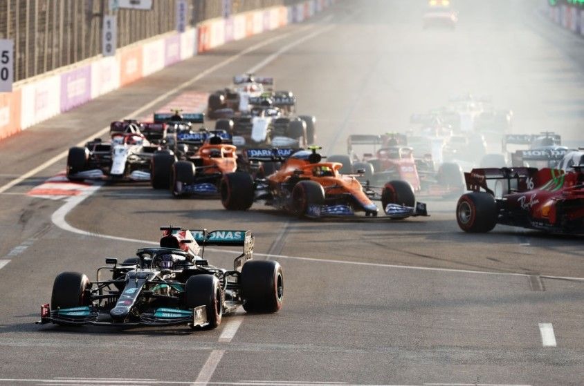 Lewis Hamilton não conseguiu virar na curva 01, e acabou caindo para a última colocação - Foto: Clive Rose/Getty Images