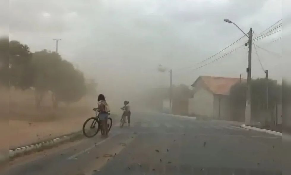 Cidade baiana fica completamente coberta de poeira durante ventania